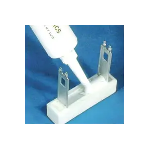 Application d'un adhésif haute température en magnésie.