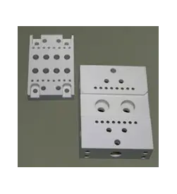 Pièce usinée en nitrure d'aluminium. Pièce usinée en nitrure d'aluminium.